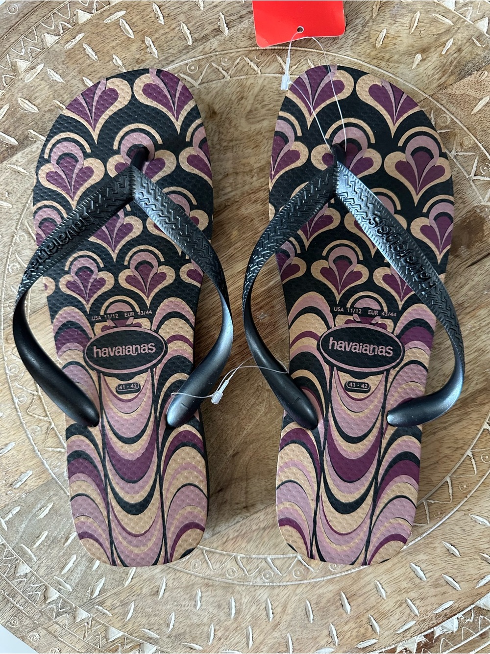 Havaianas Black Strappy Sandals with Purple and Beige Pattern Women’s Size 11/12